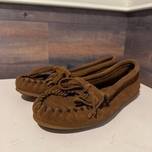 Minnetonka 5  Women's Kilty Hard Sole Classic Moccasins Taupe Suede Tilly’s